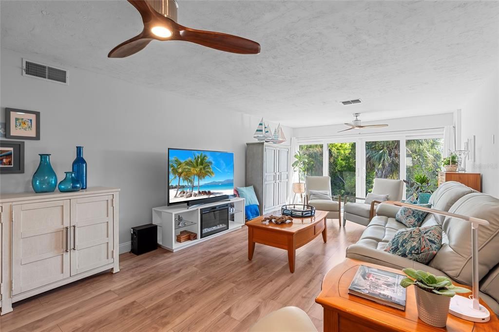 待售: $390,000 (2 贝兹, 2 浴室, 1400 平方英尺)