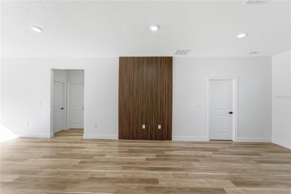 For Sale: $309,900 (4 beds, 2 baths, 1833 Square Feet)