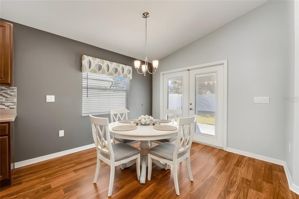 合同活跃: $305,000 (4 贝兹, 2 浴室, 1712 平方英尺)