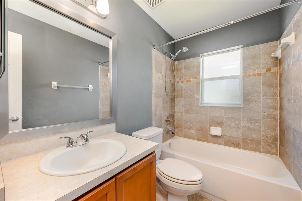 合同活跃: $305,000 (4 贝兹, 2 浴室, 1712 平方英尺)