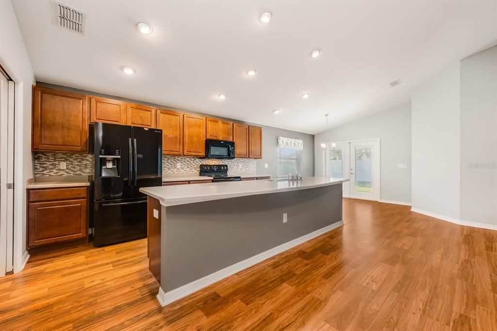 合同活跃: $305,000 (4 贝兹, 2 浴室, 1712 平方英尺)