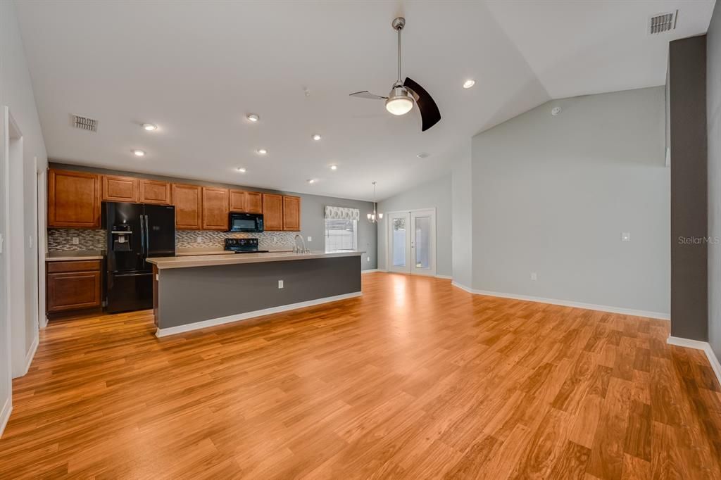 合同活跃: $305,000 (4 贝兹, 2 浴室, 1712 平方英尺)