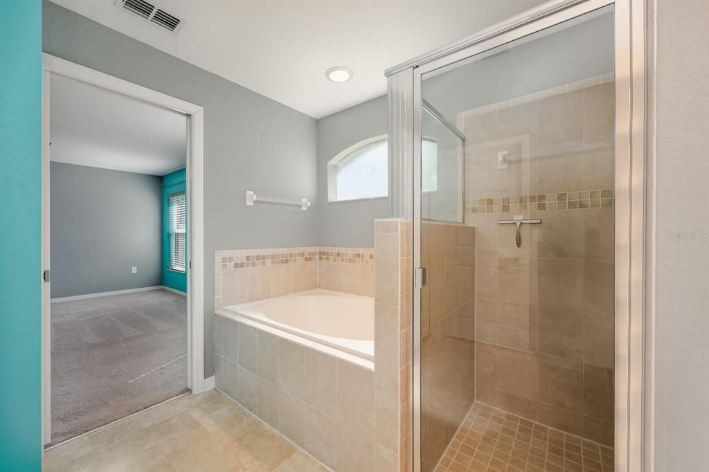 合同活跃: $305,000 (4 贝兹, 2 浴室, 1712 平方英尺)