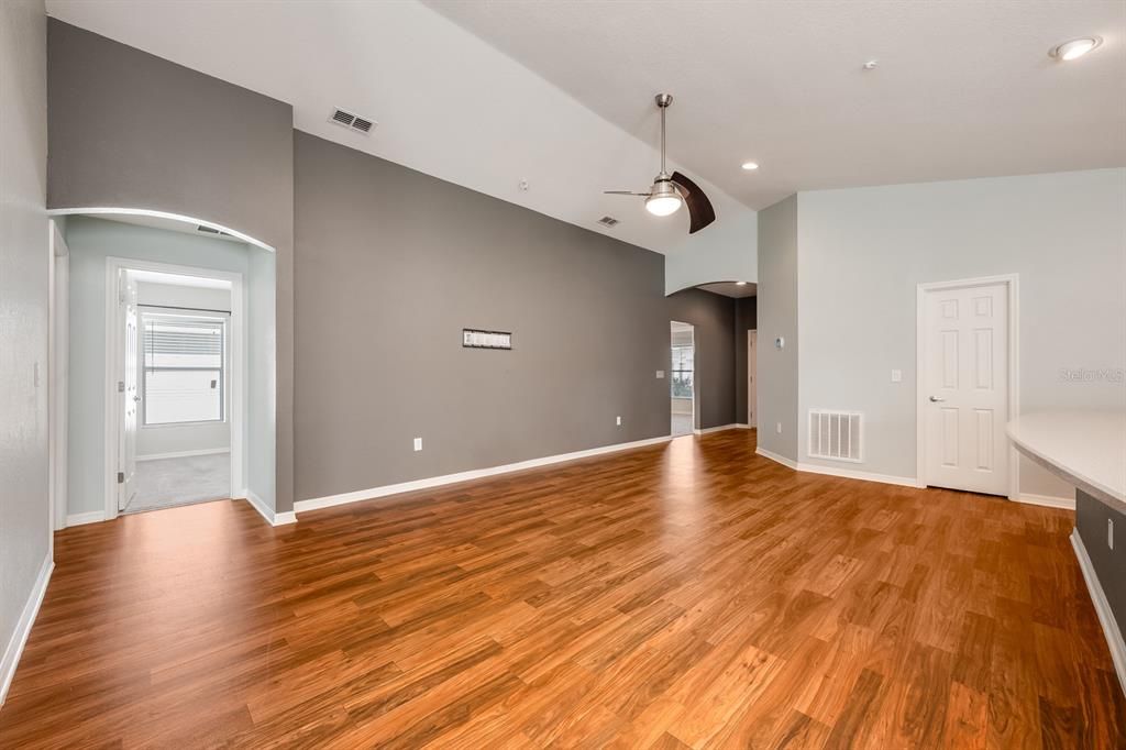 合同活跃: $305,000 (4 贝兹, 2 浴室, 1712 平方英尺)