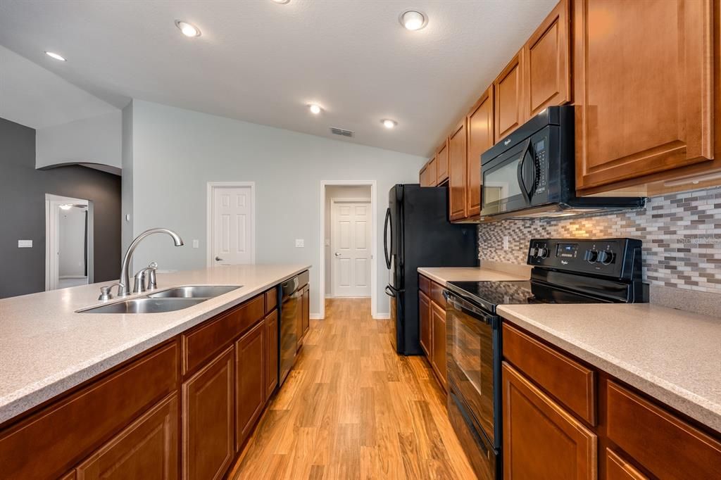 合同活跃: $305,000 (4 贝兹, 2 浴室, 1712 平方英尺)