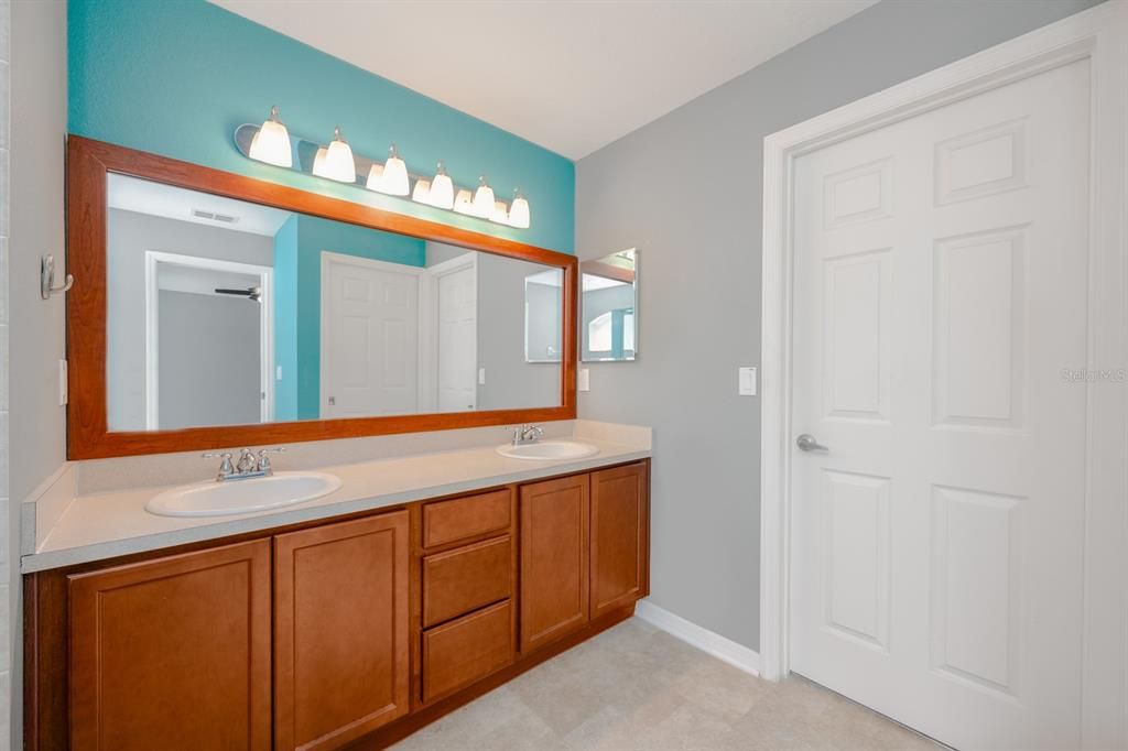 合同活跃: $305,000 (4 贝兹, 2 浴室, 1712 平方英尺)