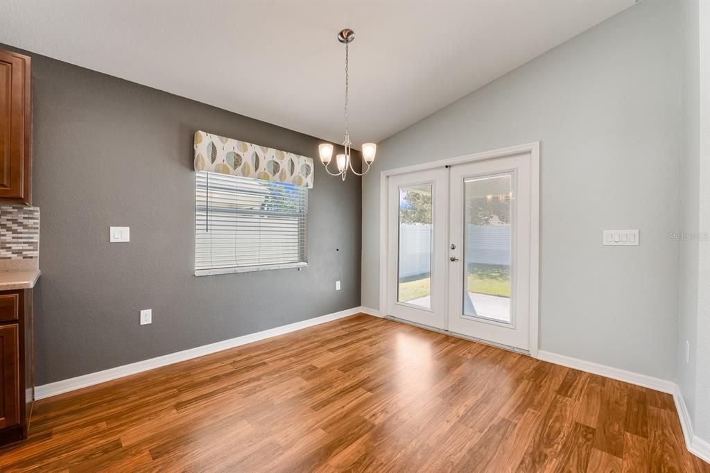 合同活跃: $305,000 (4 贝兹, 2 浴室, 1712 平方英尺)