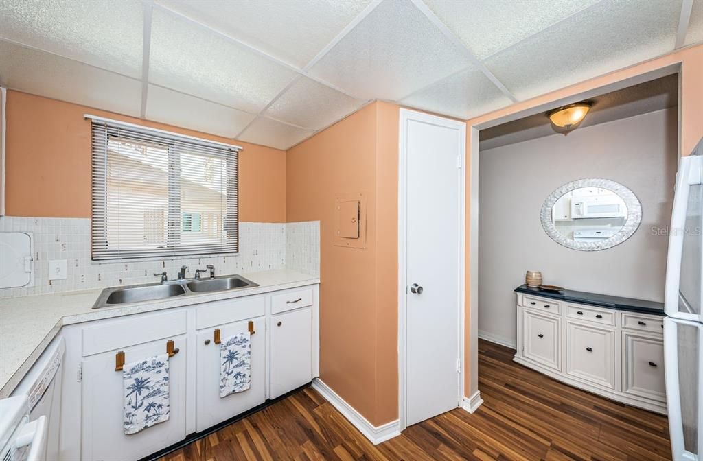 For Sale: $250,000 (1 beds, 1 baths, 750 Square Feet)