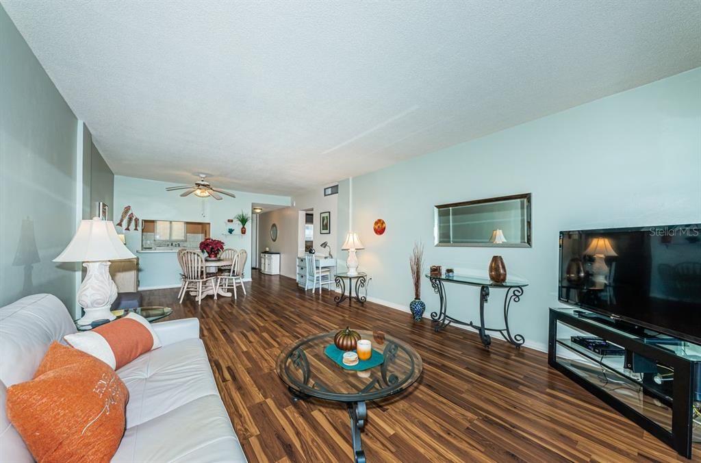 For Sale: $250,000 (1 beds, 1 baths, 750 Square Feet)