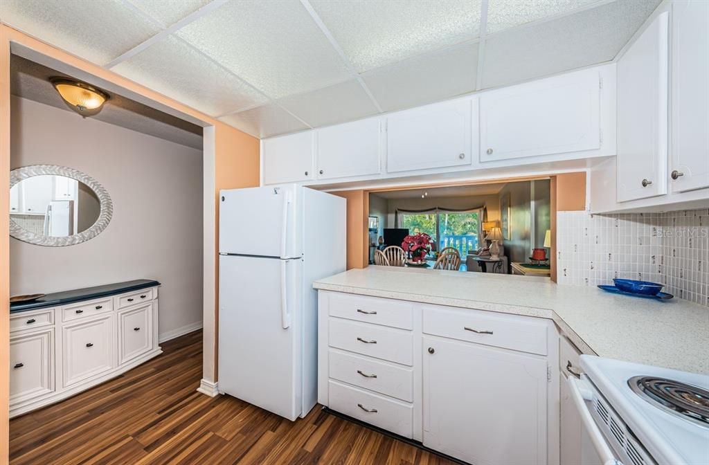 For Sale: $250,000 (1 beds, 1 baths, 750 Square Feet)