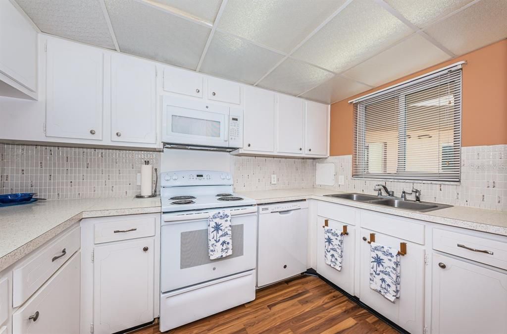 For Sale: $250,000 (1 beds, 1 baths, 750 Square Feet)