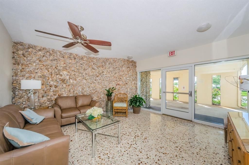 For Sale: $250,000 (1 beds, 1 baths, 750 Square Feet)