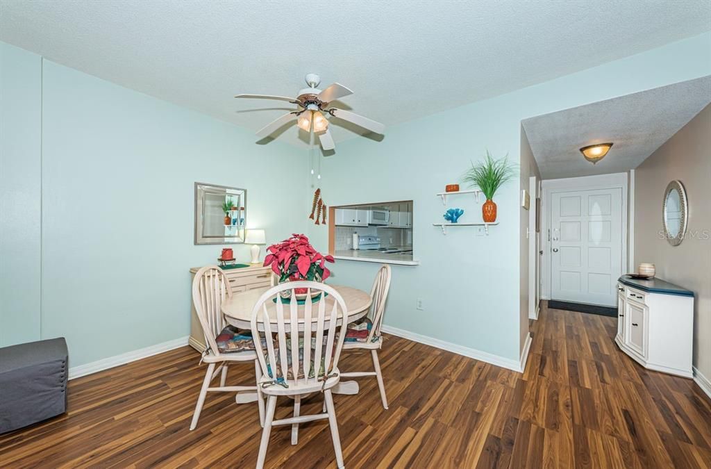 For Sale: $250,000 (1 beds, 1 baths, 750 Square Feet)