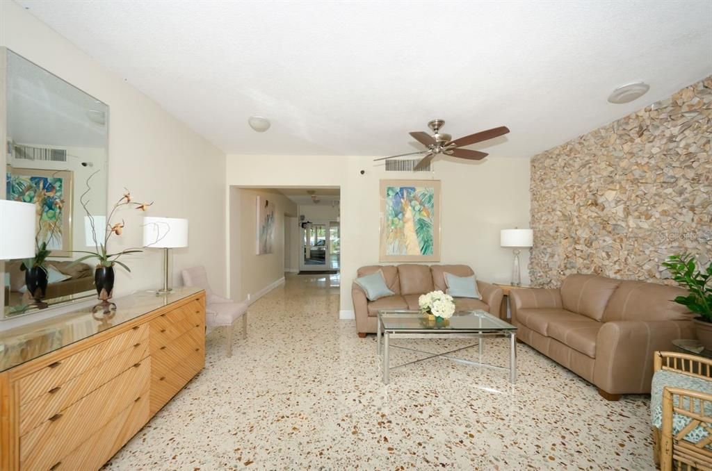 For Sale: $250,000 (1 beds, 1 baths, 750 Square Feet)