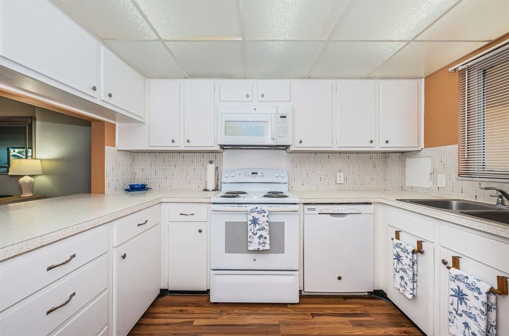 For Sale: $250,000 (1 beds, 1 baths, 750 Square Feet)