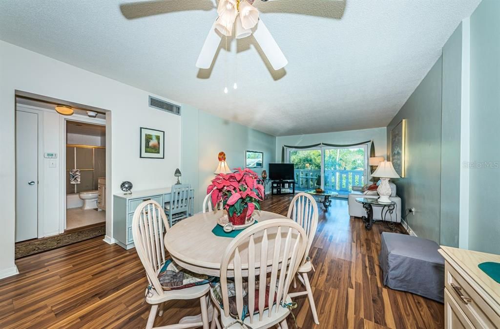 For Sale: $250,000 (1 beds, 1 baths, 750 Square Feet)