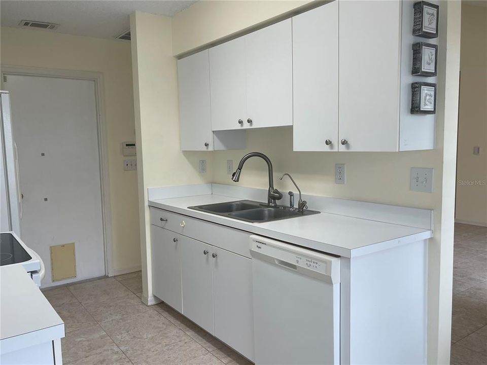 Active With Contract: $1,650 (2 beds, 2 baths, 1049 Square Feet)