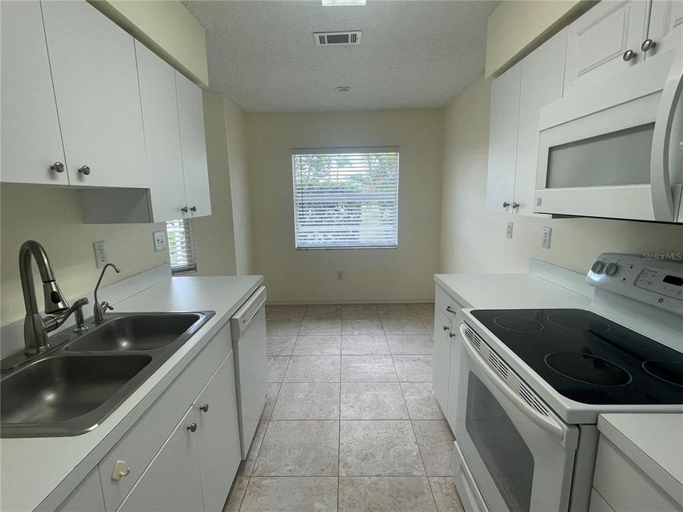 Active With Contract: $1,650 (2 beds, 2 baths, 1049 Square Feet)