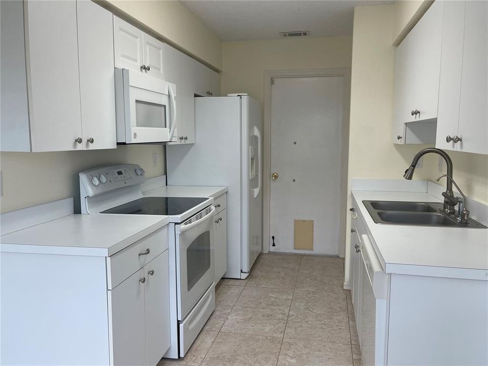 Active With Contract: $1,650 (2 beds, 2 baths, 1049 Square Feet)