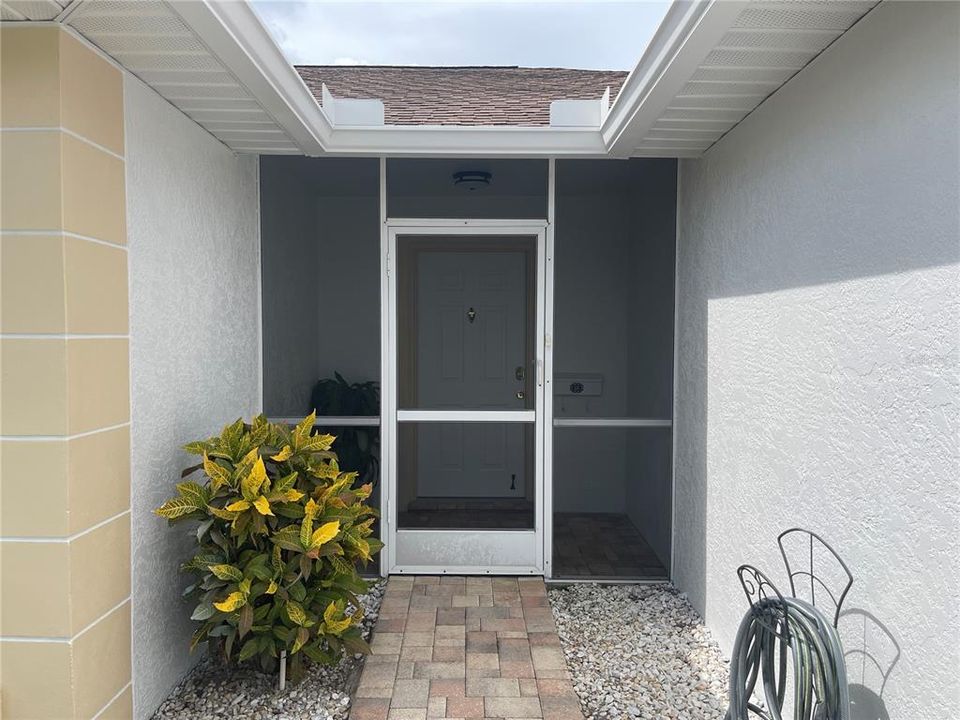 Active With Contract: $1,650 (2 beds, 2 baths, 1049 Square Feet)