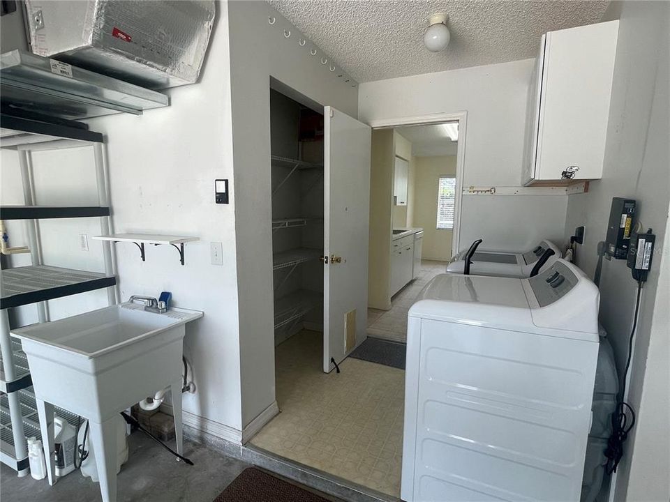 Active With Contract: $1,650 (2 beds, 2 baths, 1049 Square Feet)