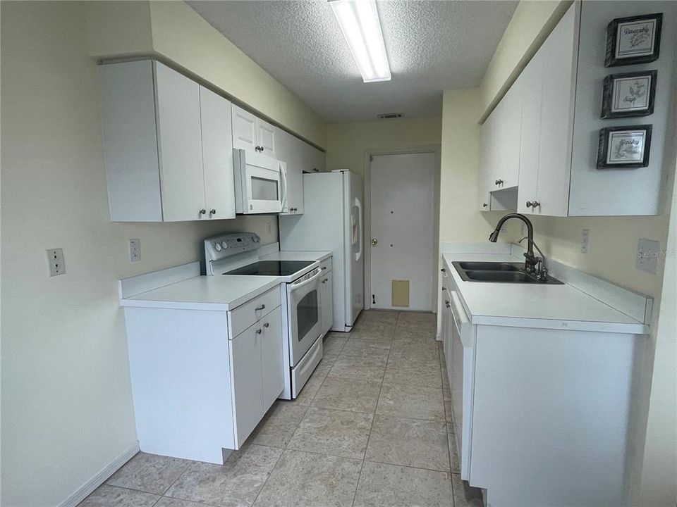 Active With Contract: $1,650 (2 beds, 2 baths, 1049 Square Feet)