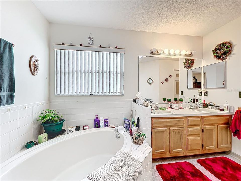 For Sale: $317,000 (3 beds, 2 baths, 1597 Square Feet)