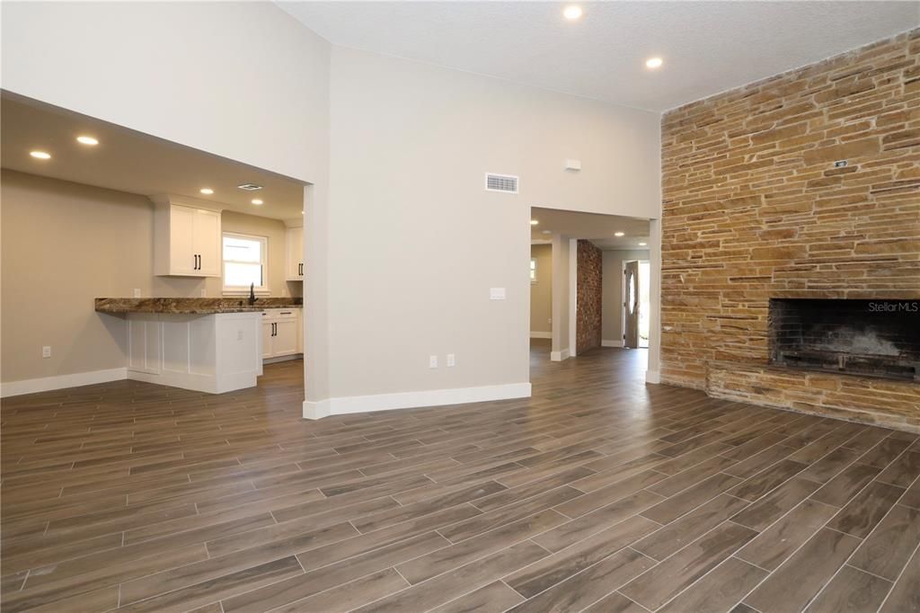 Activo con contrato: $495,000 (3 camas, 3 baños, 1515 Pies cuadrados)