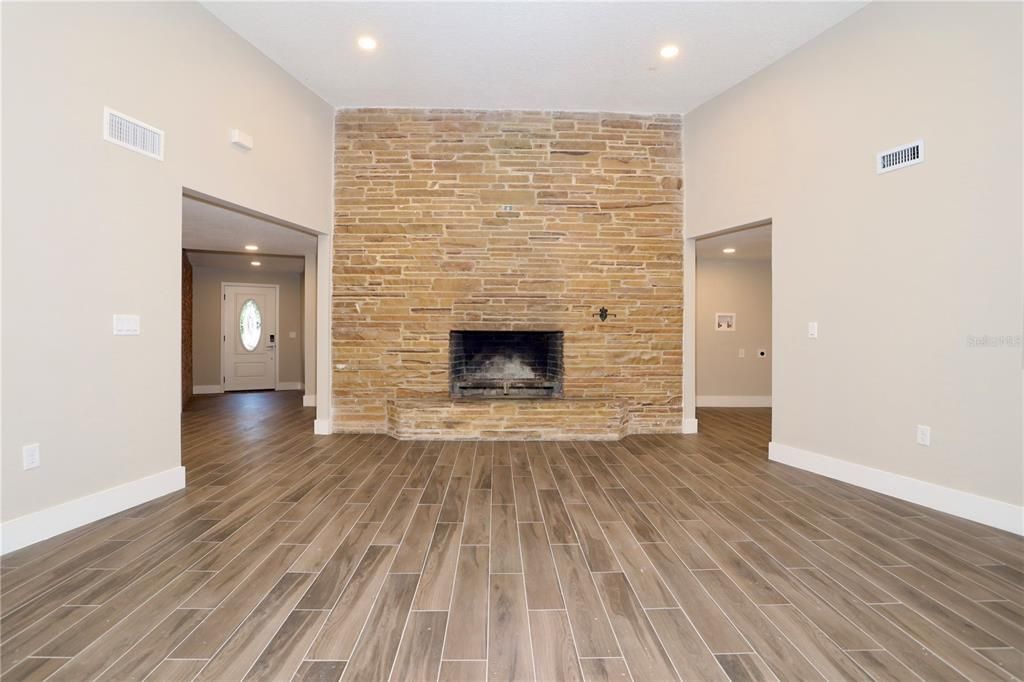 Activo con contrato: $495,000 (3 camas, 3 baños, 1515 Pies cuadrados)