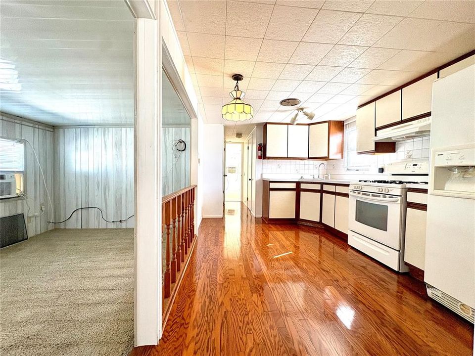 For Sale: $99,900 (2 beds, 2 baths, 806 Square Feet)