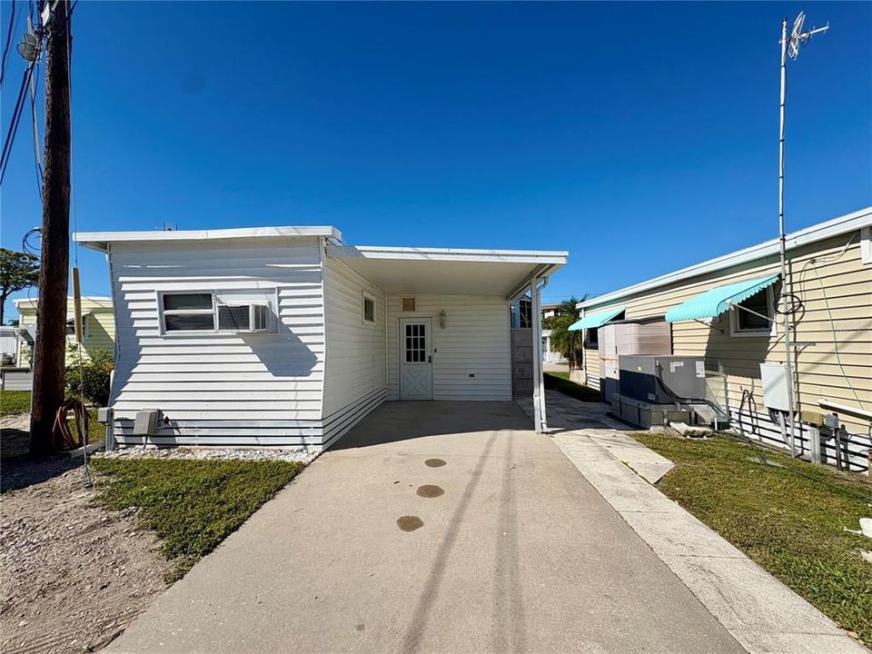 For Sale: $99,900 (2 beds, 2 baths, 806 Square Feet)