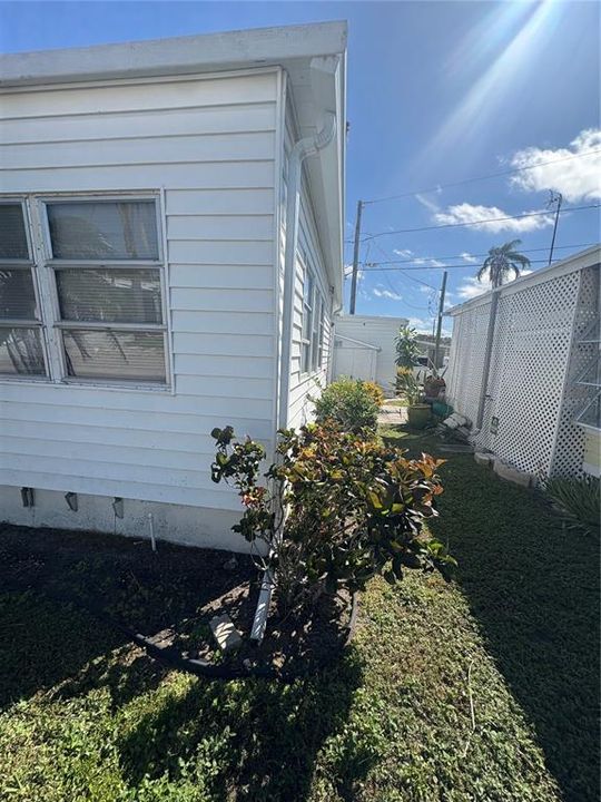 For Sale: $99,900 (2 beds, 2 baths, 806 Square Feet)