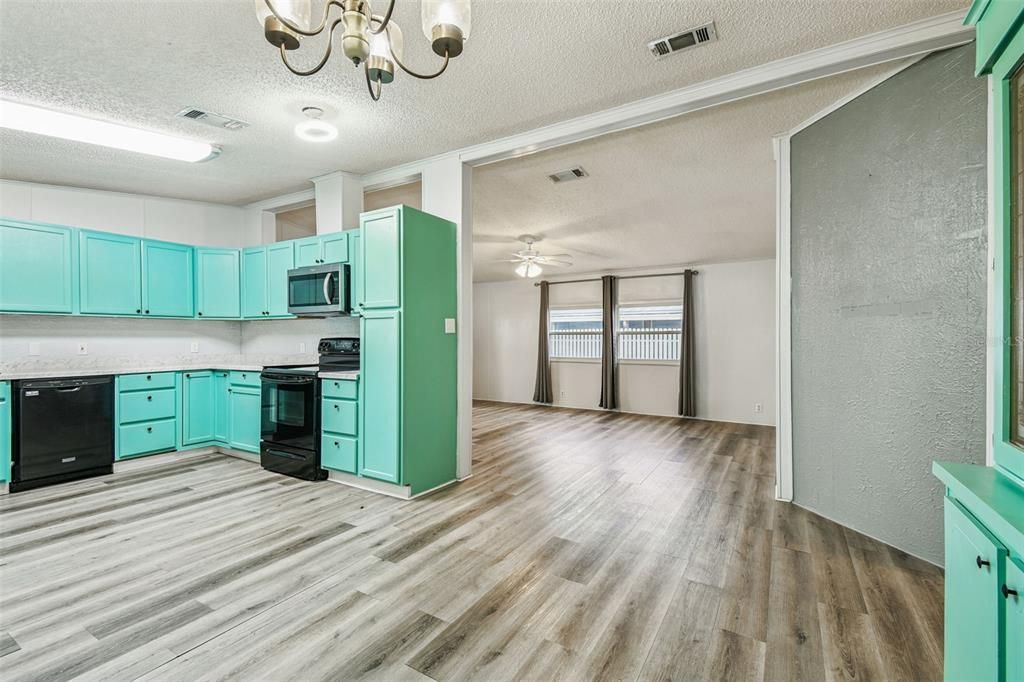 На продажу: $159,900 (2 спален, 2 ванн, 1316 Квадратных фут)