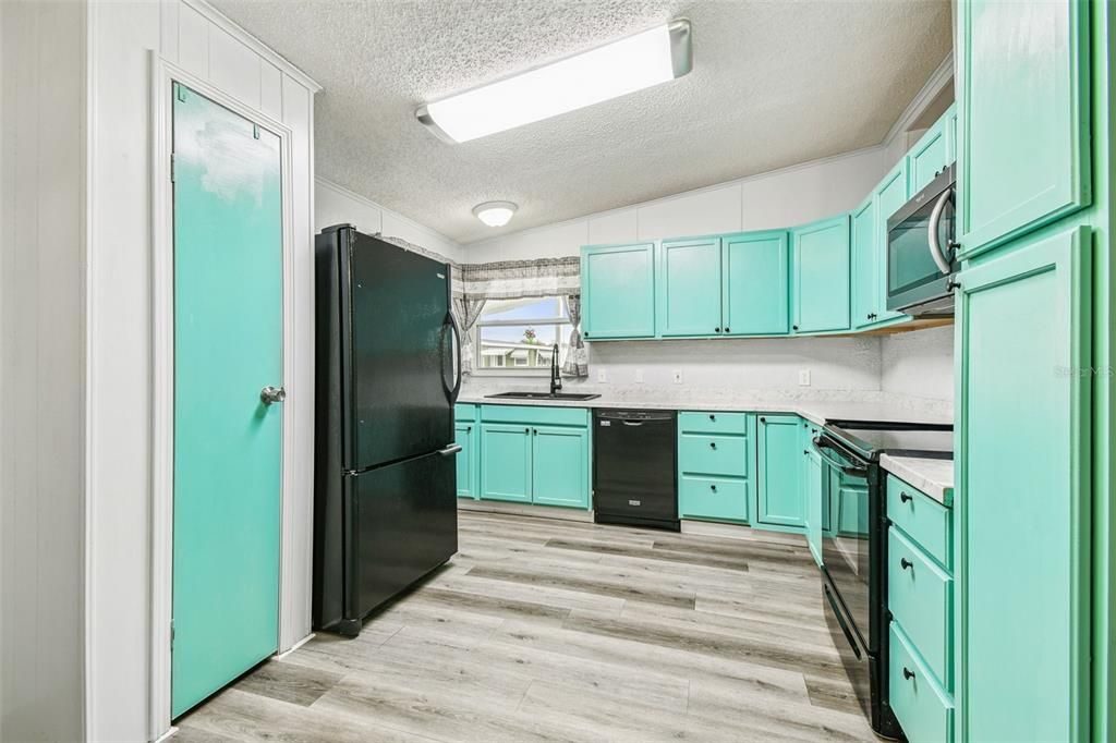 На продажу: $159,900 (2 спален, 2 ванн, 1316 Квадратных фут)