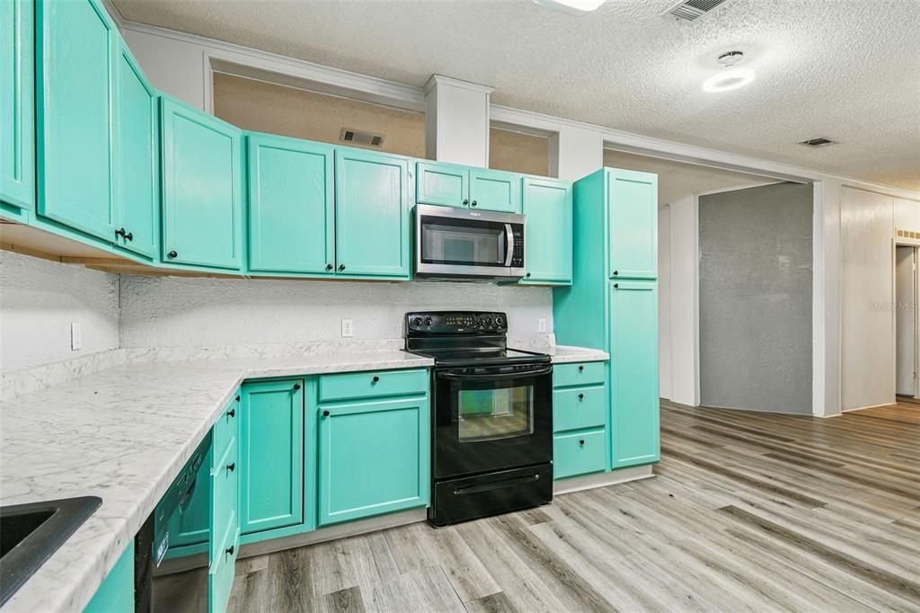 На продажу: $159,900 (2 спален, 2 ванн, 1316 Квадратных фут)