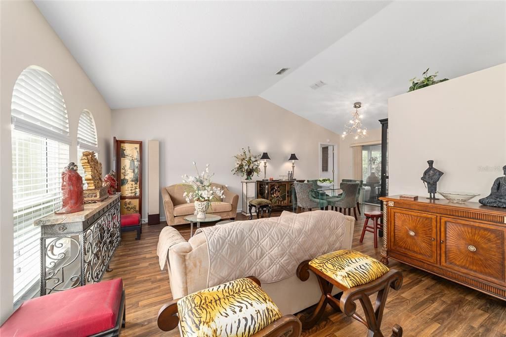 合同活跃: $244,900 (2 贝兹, 2 浴室, 1544 平方英尺)