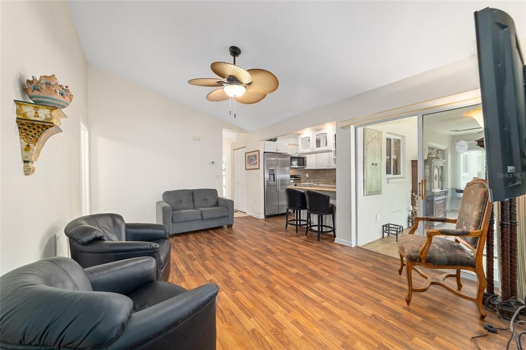 合同活跃: $244,900 (2 贝兹, 2 浴室, 1544 平方英尺)