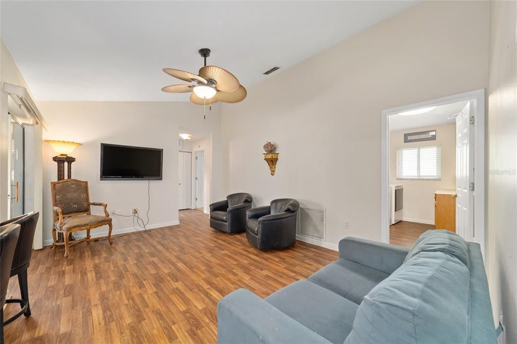 合同活跃: $244,900 (2 贝兹, 2 浴室, 1544 平方英尺)