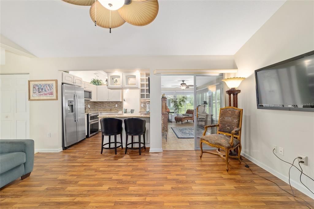 合同活跃: $244,900 (2 贝兹, 2 浴室, 1544 平方英尺)