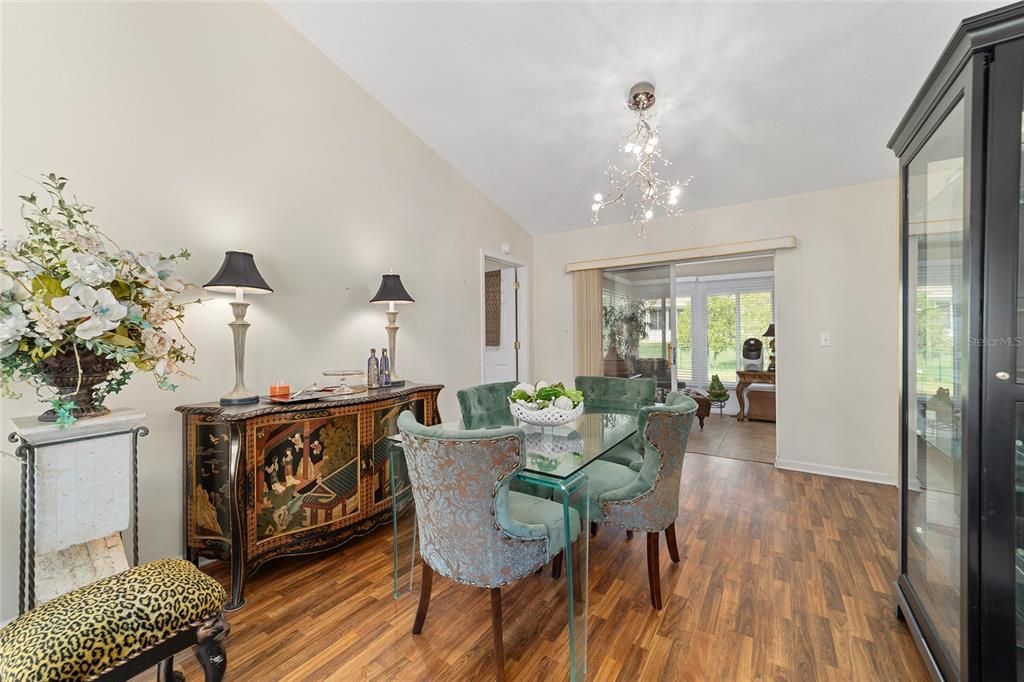 合同活跃: $244,900 (2 贝兹, 2 浴室, 1544 平方英尺)