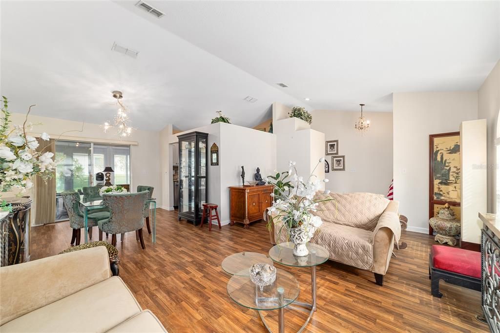 合同活跃: $244,900 (2 贝兹, 2 浴室, 1544 平方英尺)