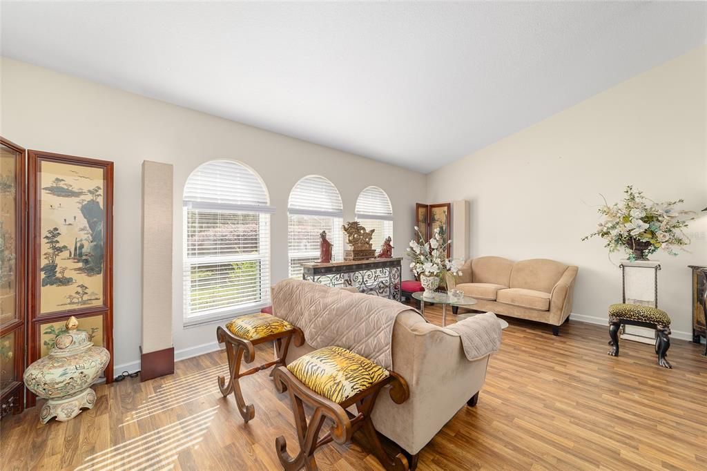 合同活跃: $244,900 (2 贝兹, 2 浴室, 1544 平方英尺)