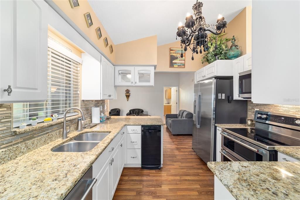 合同活跃: $244,900 (2 贝兹, 2 浴室, 1544 平方英尺)