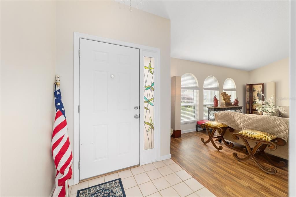 合同活跃: $244,900 (2 贝兹, 2 浴室, 1544 平方英尺)