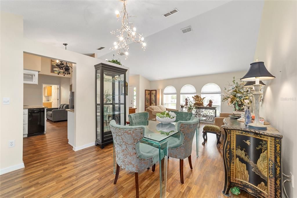 合同活跃: $244,900 (2 贝兹, 2 浴室, 1544 平方英尺)