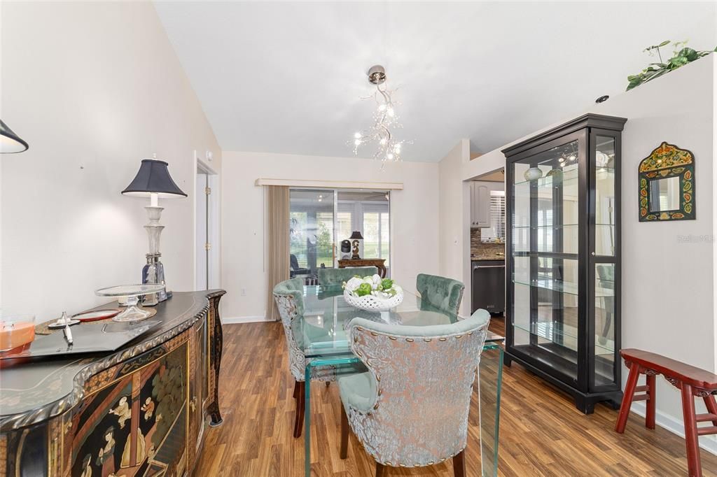 合同活跃: $244,900 (2 贝兹, 2 浴室, 1544 平方英尺)