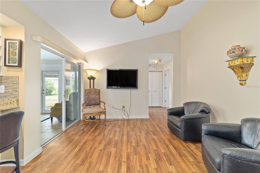 合同活跃: $244,900 (2 贝兹, 2 浴室, 1544 平方英尺)