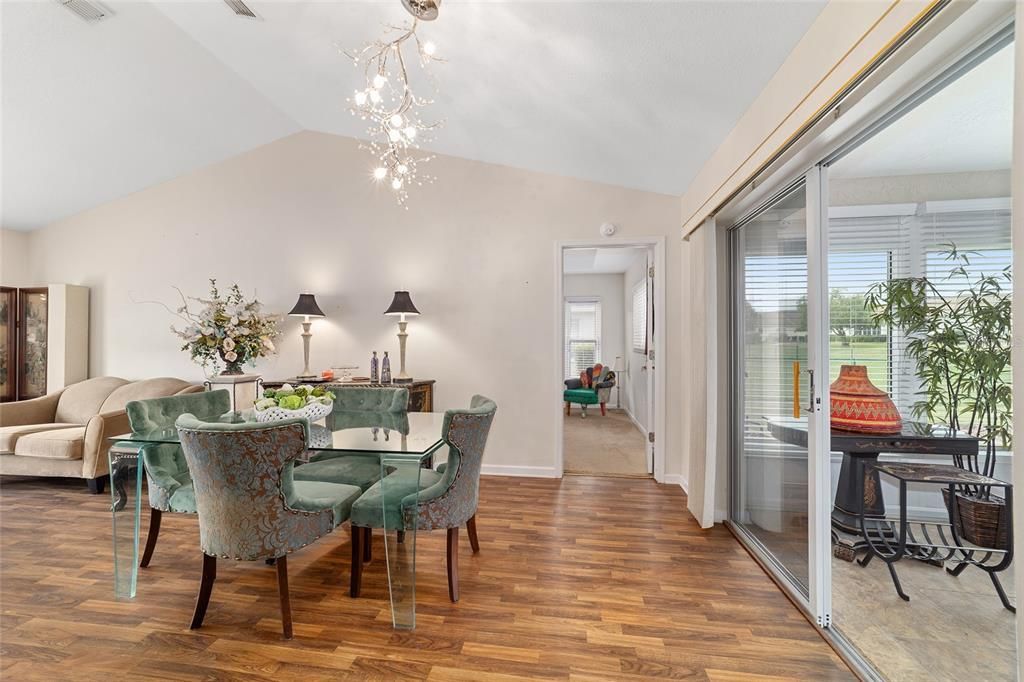 合同活跃: $244,900 (2 贝兹, 2 浴室, 1544 平方英尺)