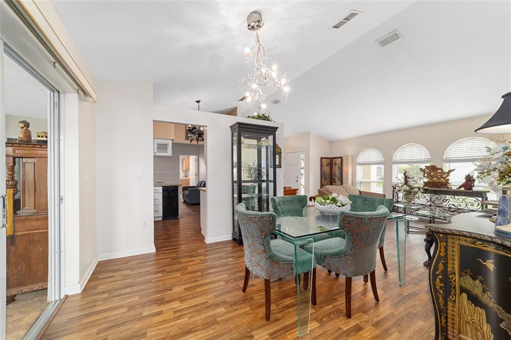 合同活跃: $244,900 (2 贝兹, 2 浴室, 1544 平方英尺)