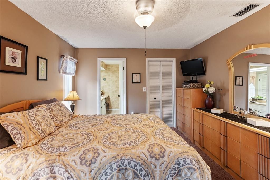 合同活跃: $279,900 (3 贝兹, 2 浴室, 1493 平方英尺)